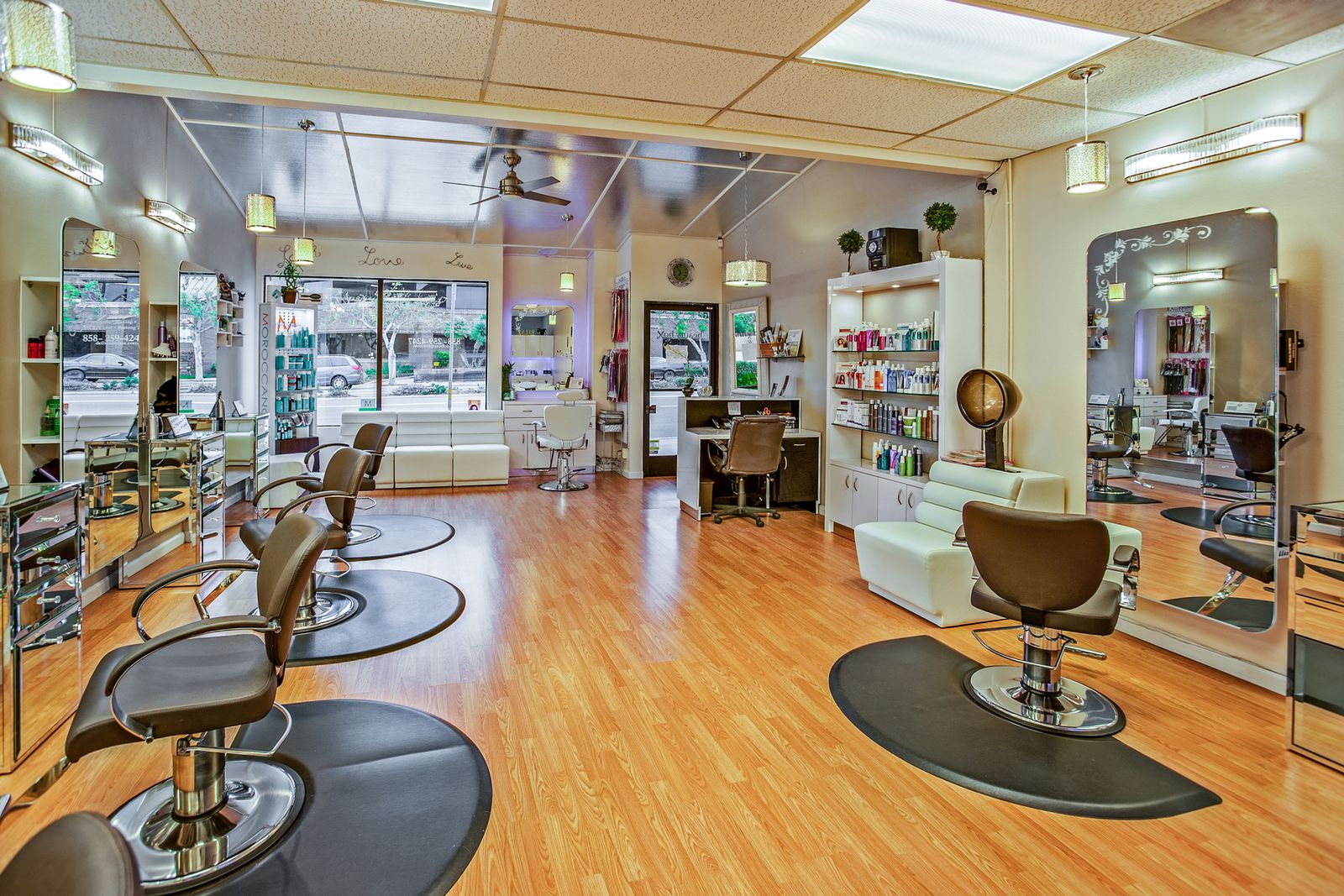 Salon de coiffure lumineux